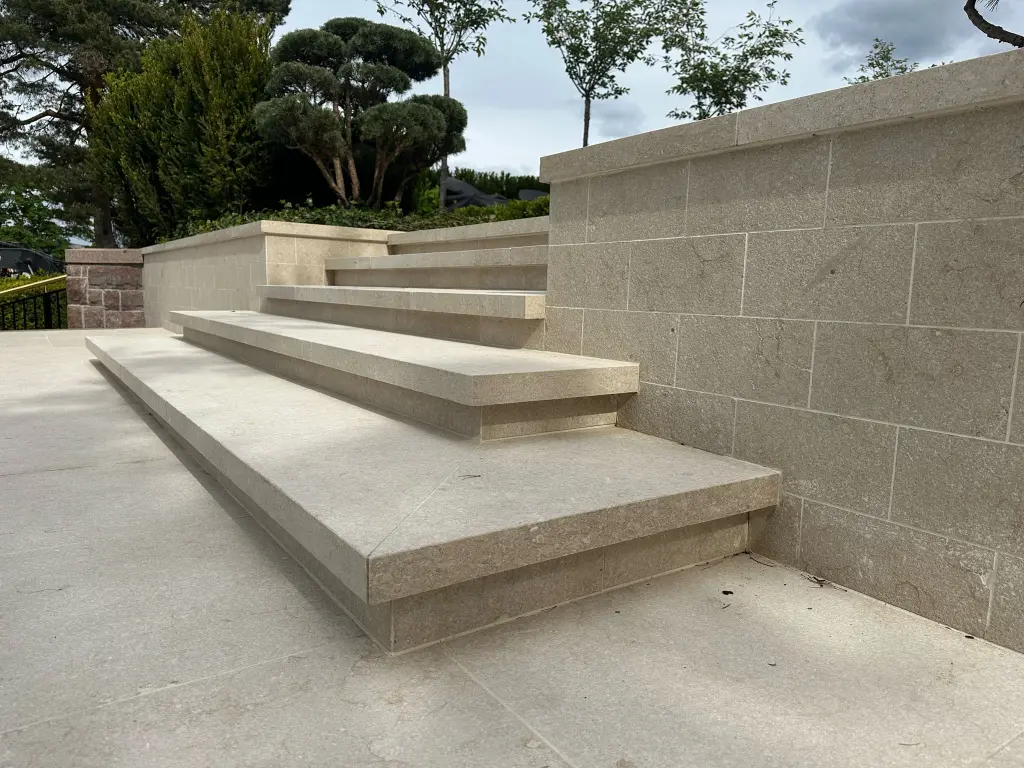 Lithos_Pasubio_Beige_limestone_Italy_Flamed_Exterior_Pavement